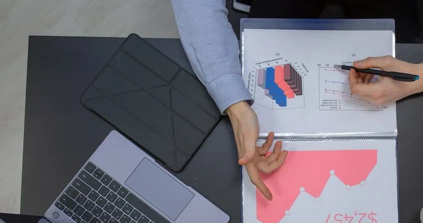 Kto projektuje i wdraża strategię SEM?